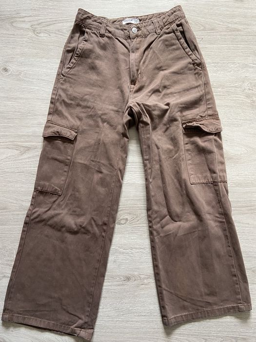 Brązowe spodnie cargo z sznurkami od środka Pull&Bear