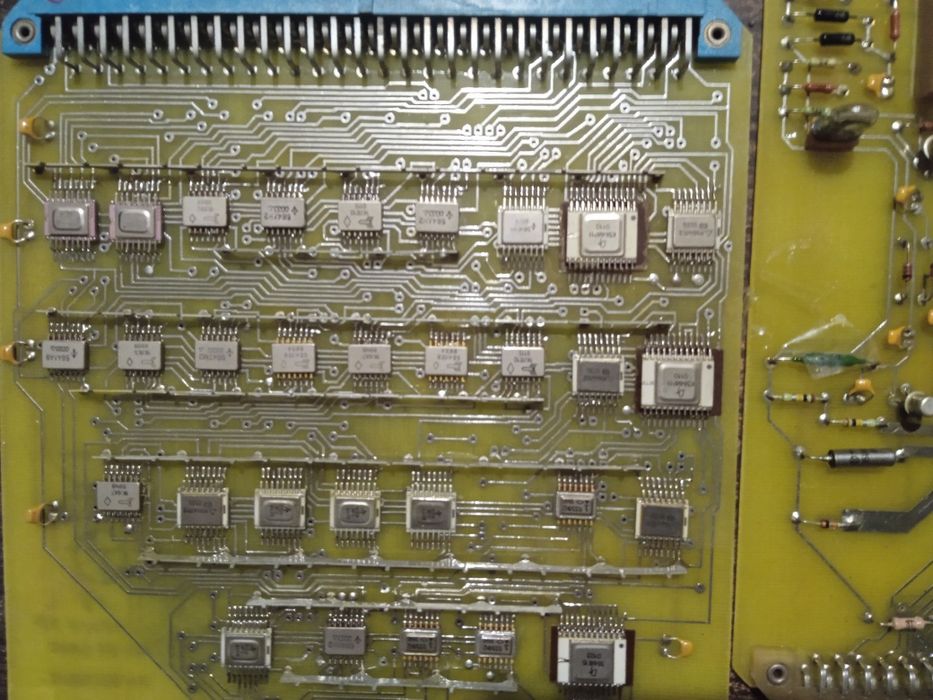 Запчастини до техніки плати.