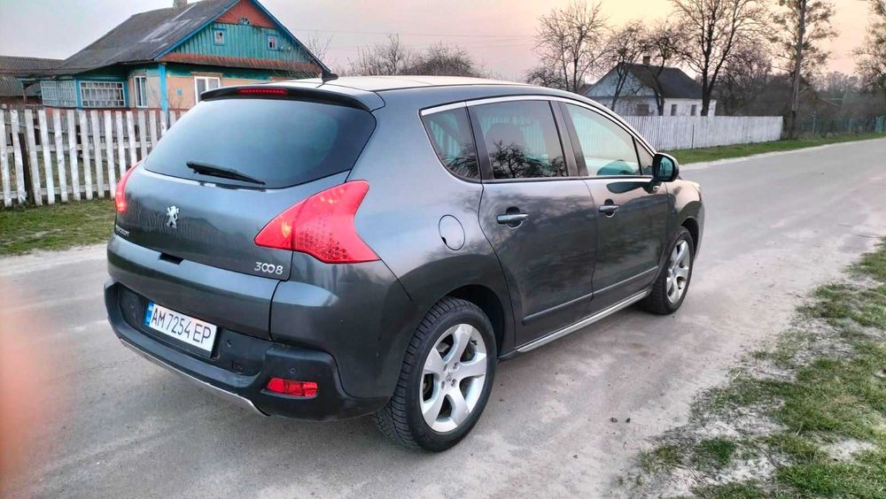 Гарний сімейний автомобіль
