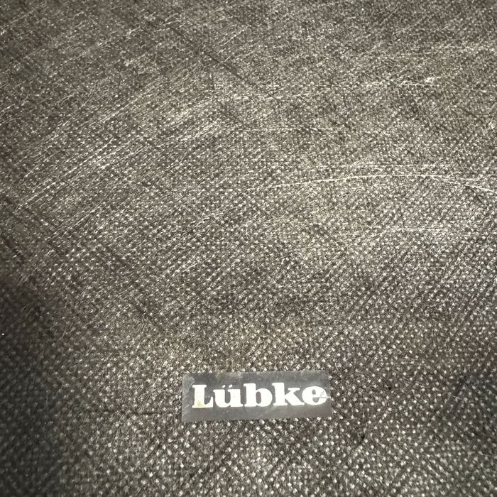 6 krzeseł Lukbe – drewniana konstrukcja, fioletowa tapicerka