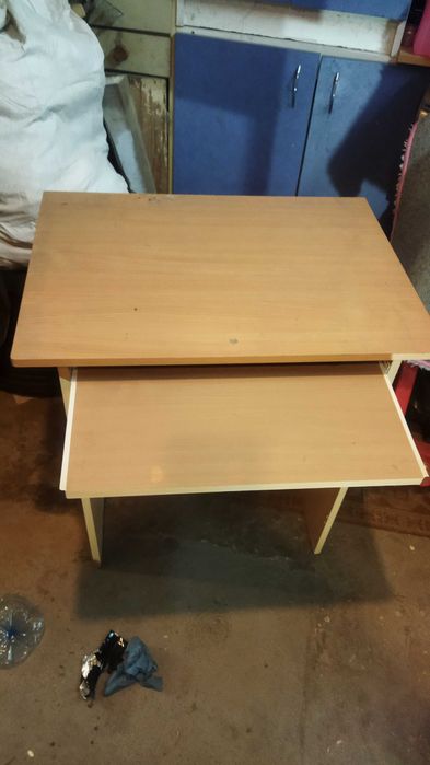 Biurko z wysuwaną półką