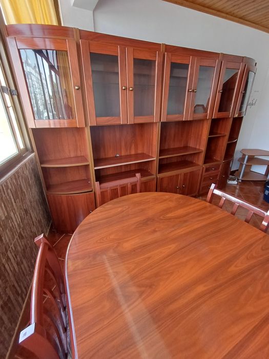 Móvel e mesa sala com cadeiras