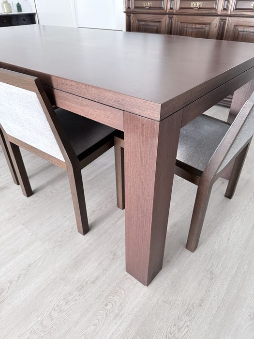 Mesa de sala com cadeiras