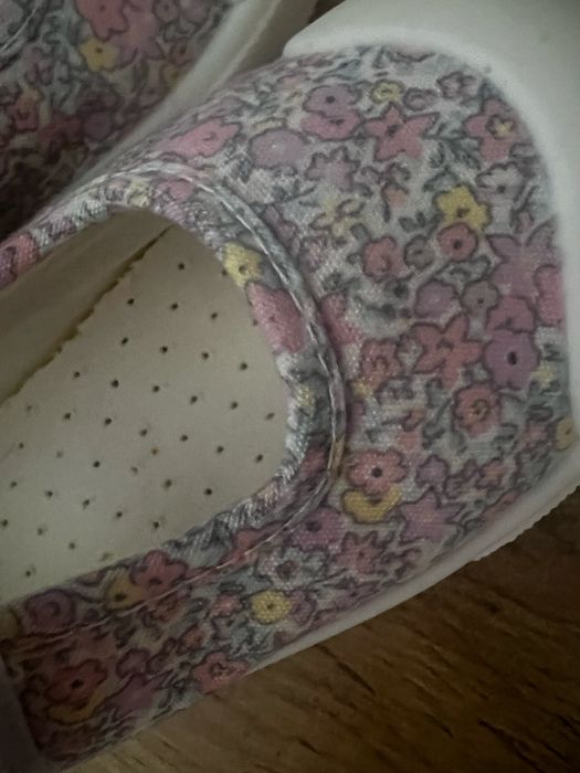 Капці, тапочки, сандалі