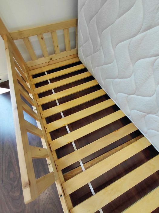 Vendo cama montessori de criança 90x190cm (marca Hôma) com colchão em molas ensacadas