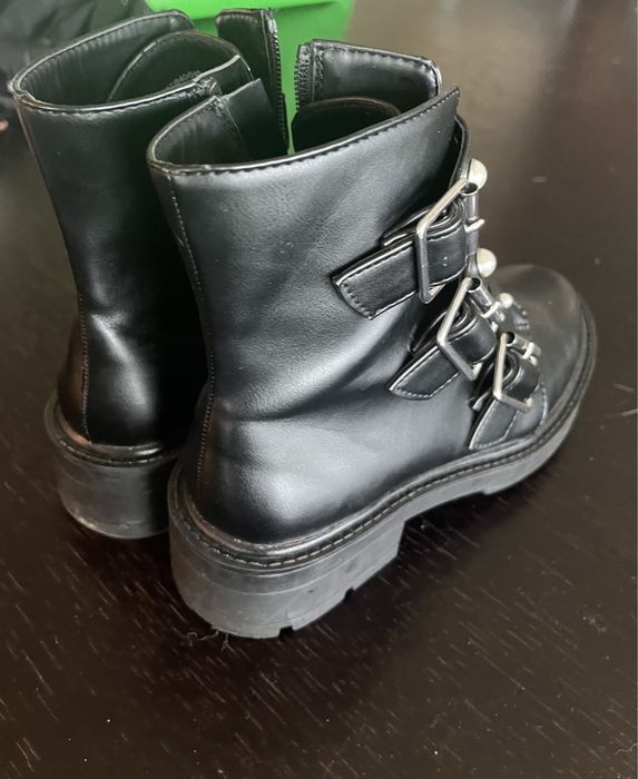 Botins pretos com perolas