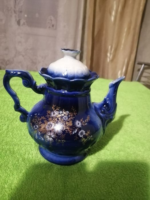 Фарфоровый чайник