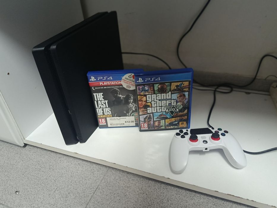 Ps4 slim 1TB bom estado uso pouco.