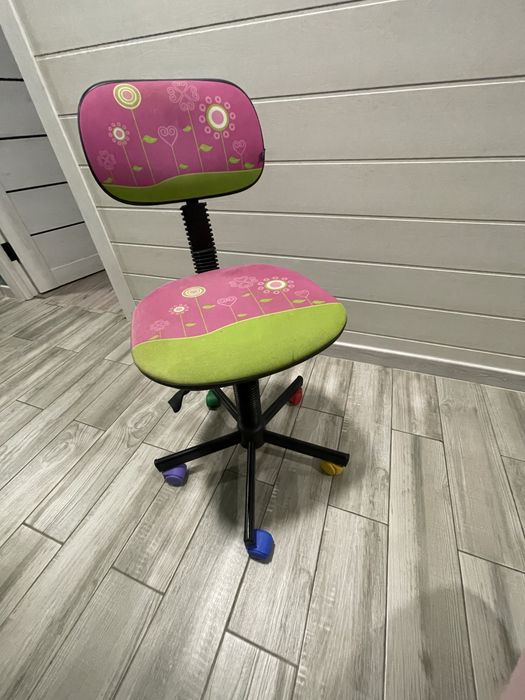 Стілець компʼютерний, крісло  для дівчинки