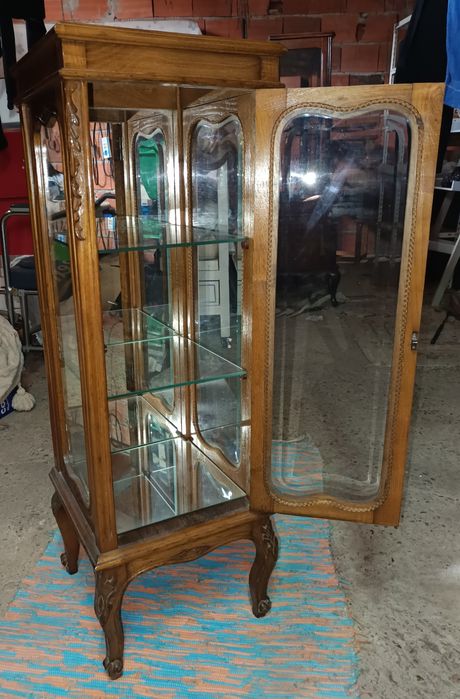 Armário em madeira e vidro