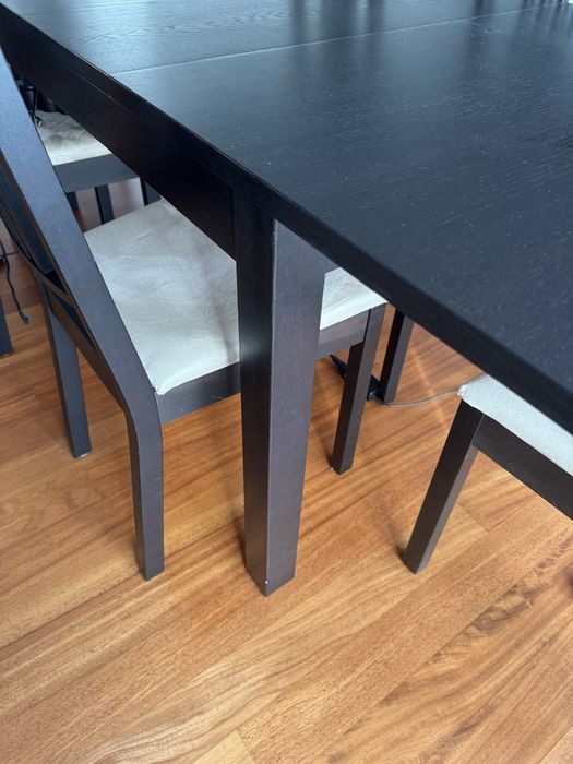 Mesa de jantar e cadeiras