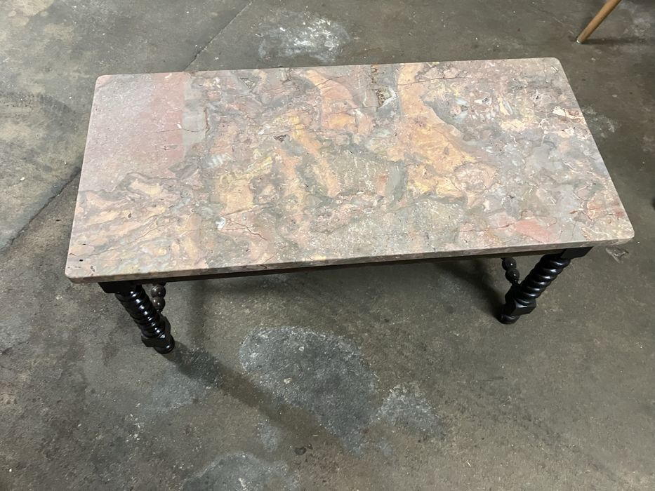 Mesa de centro antiga com tampo marmore