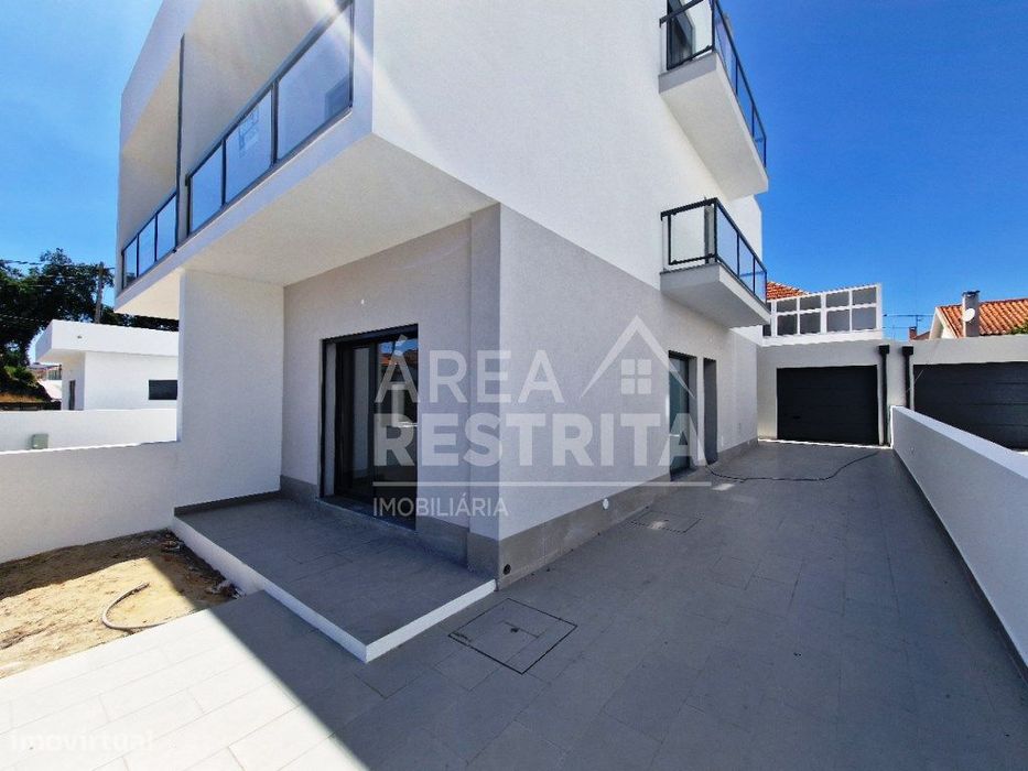 Moradia Geminada T3 c/Garagem e Terraço, na Quinta do Conde