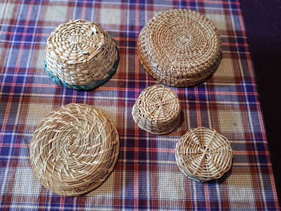 Cestos despeja bolsos pousa chaves base velas em palhinha vime materiais fibras naturais