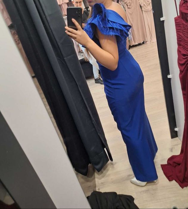 Chabrowa sukienka maxi na jedno ramię z piórami