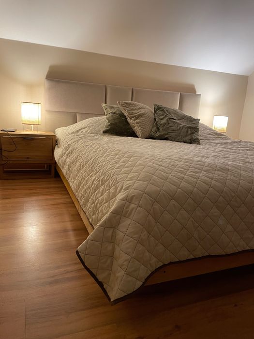 Meble z liego drewna stoły łóżka szafki nocne