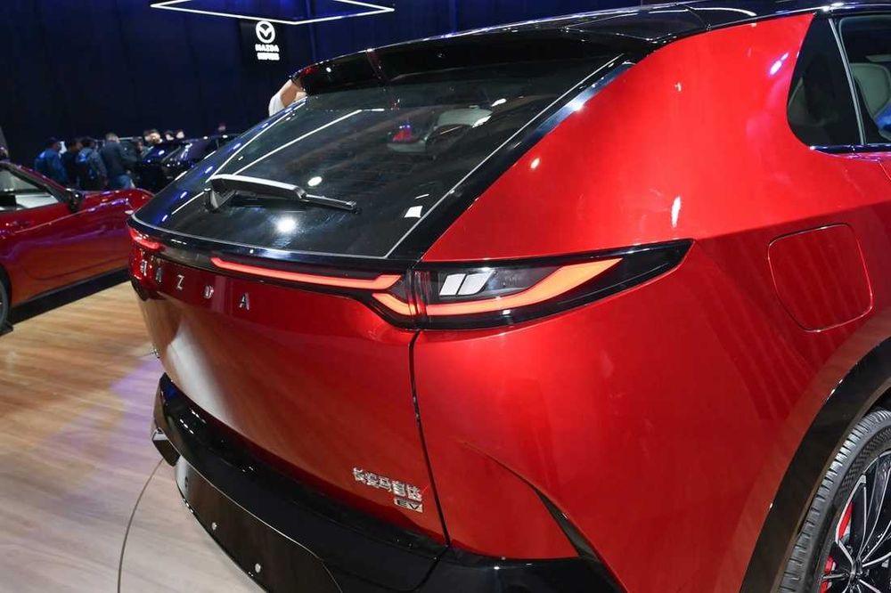 Електромобіль Mazda EZ-60 EV 600 Max Sport 2WD 2026, Crystal Soul Red, чорний салон