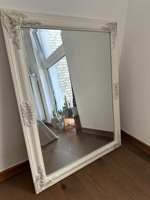 Lustro Jysk Nordborg 70x90 biale ze zlotymi zdobieniami