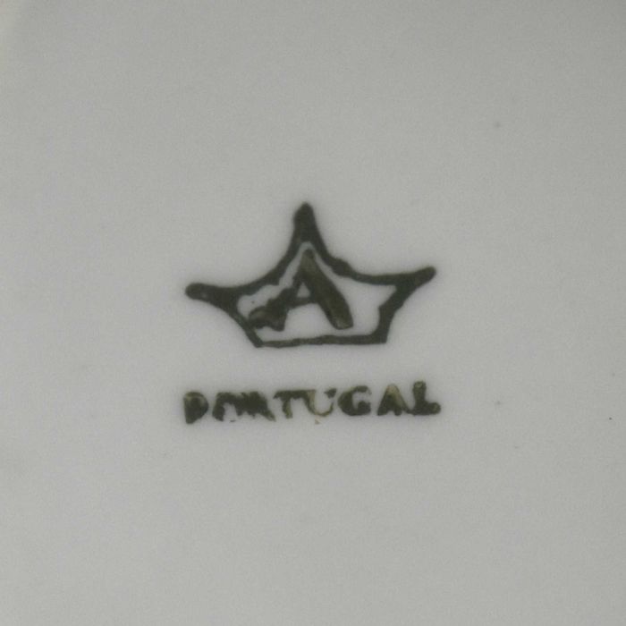 Frasco de perfume em porcelana decorado com paisagens e friso a ouro