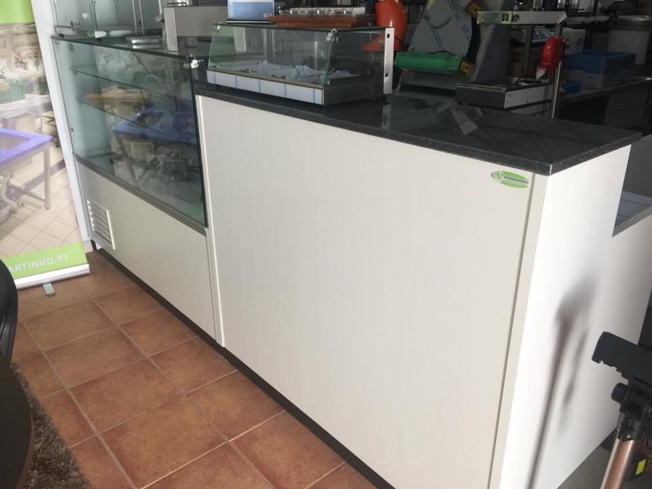 Vitrine refrigerada e balcão neutro -novo