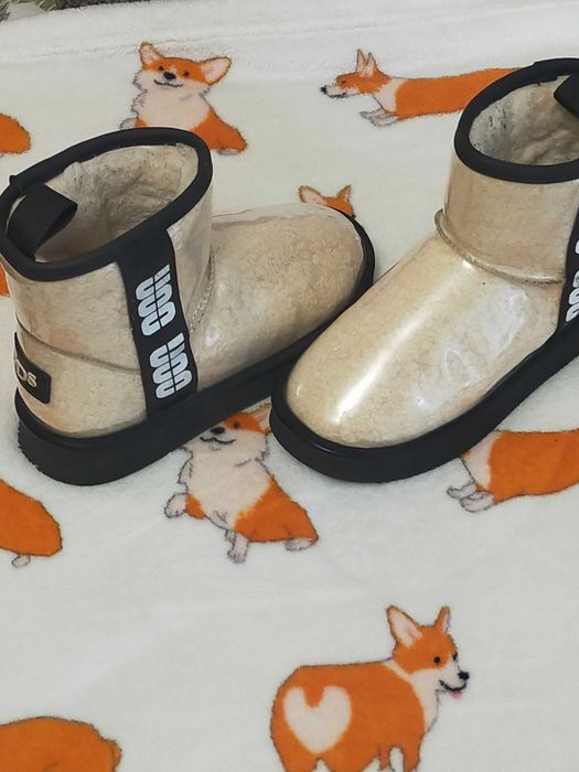 Уггі на дівчинку