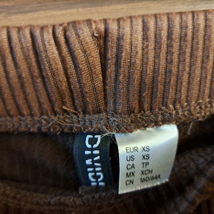Spodnie z H&M brązowe, prążkowane rozm.Xs