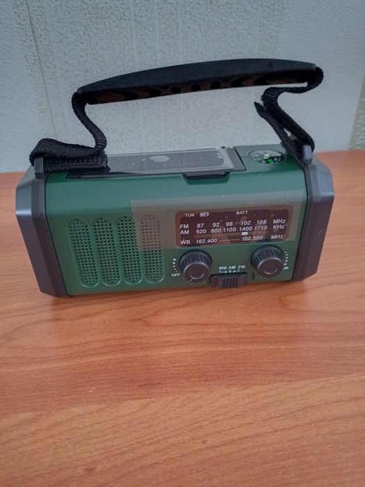 Радіоприймач, ліхтарик, повербанк,динамо- зарядка, сонячна панель.