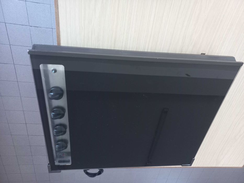Placa de encastrar com tampa em vidro e fundo em Inox a Gás/Elétrica.
