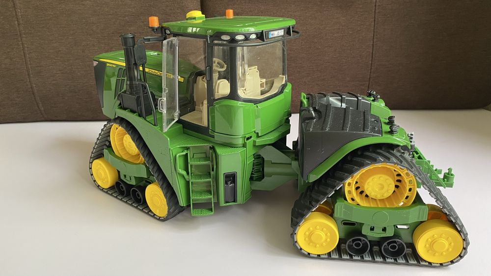 Іграшка Bruder Трактор John Deere 9620RX на гусеницях