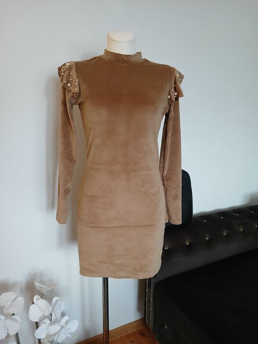 Nowa sukienka S/M welurowa beż falbanka na ramionach perełki