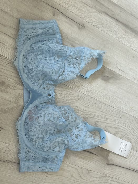 Śliczny koronkowy biustonosz Hunkemöller w kolorze baby blue nowy!