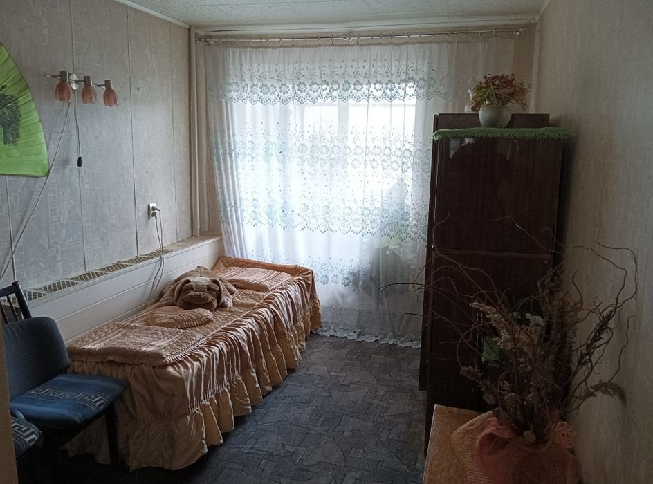 Здаеться кімната не прохідна  в 4 кімнатній квартирі,пр.Відродження  для  хлопців