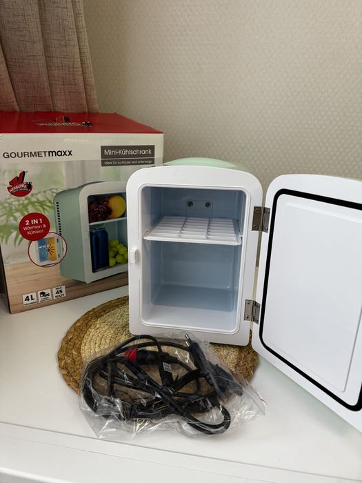 Міні холодильник (в авто або для косметики дівчатам)