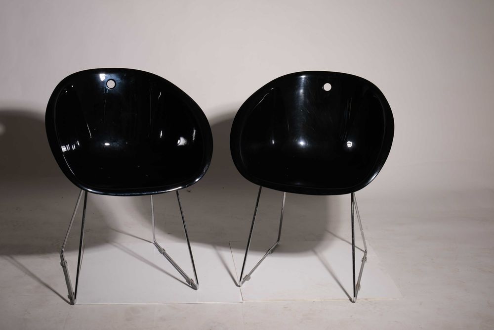 Cadeiras Vintage de Plástico Preto com Estrutura Metálica