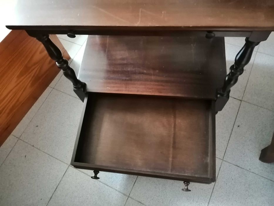 Mesa de apoio com tampo extensível e gaveta