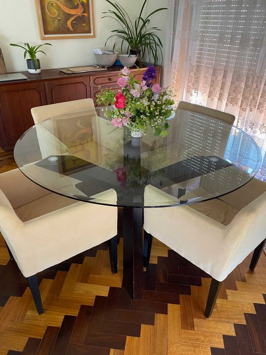 Mesa redonda moderna com tampo de vidro