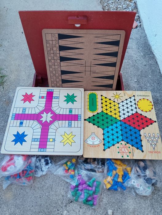 Multijogo numa caixa de madeira