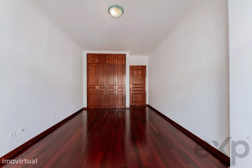Apartamento T2  remodelado, varandas com vista desafogada, arqueamento