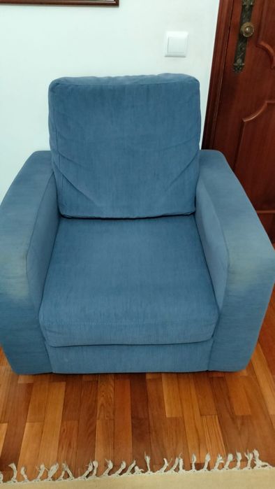 Sofá de 3 lugares + cadeirão - Conjunto confortável em bom estado