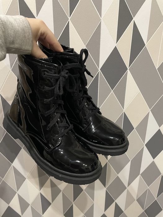 Czarne Lakierowane Botki Sznurowane na Płaskiej Podeszwie