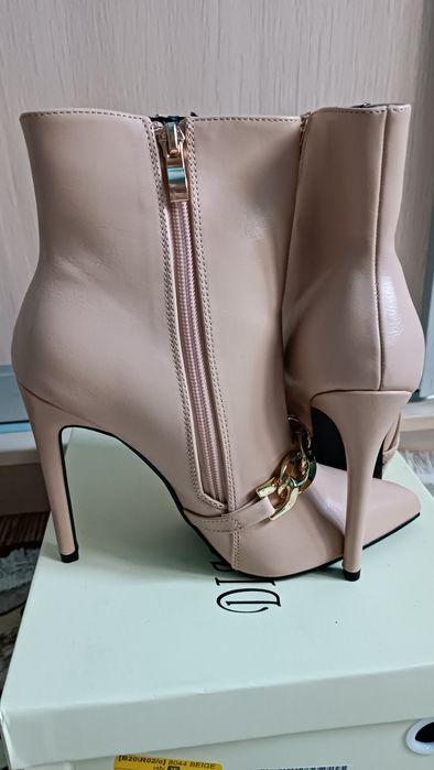 Бежеві ботіночки