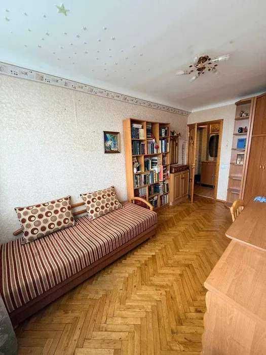 3-х комнатная квартира с реомнтом на Дарницкой ( Ленинградской) площади.