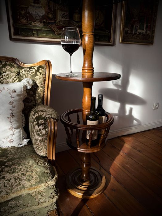 Lampa podłogowa ze stojakiem na wino i ręcznie szytym abażurem