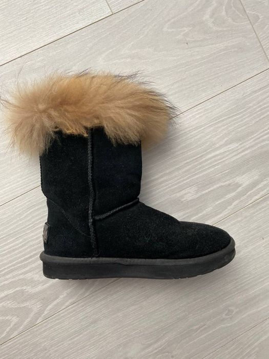 Зимове жіноче взуття фірми UGG