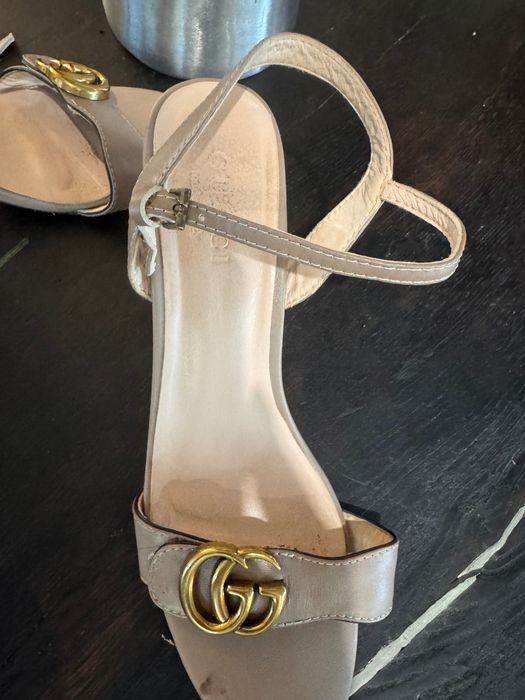 Sandałki Gucci bezowe