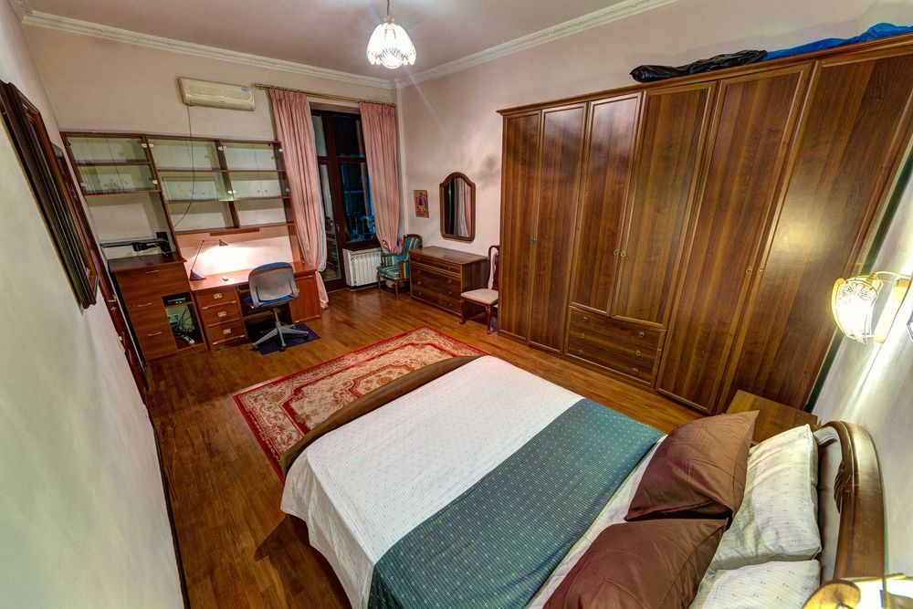 Подобова оренда 4-к квартири поруч з м. Палац Спорту (Печерський р-н)