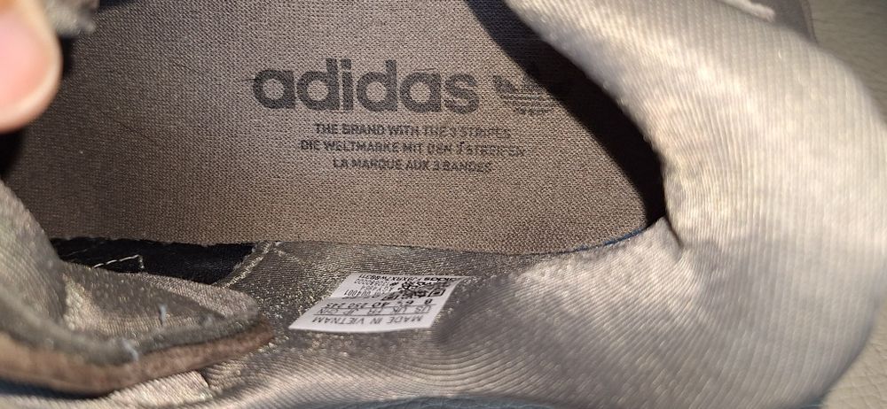 Sapatilhas cinzentas Adidas em pele