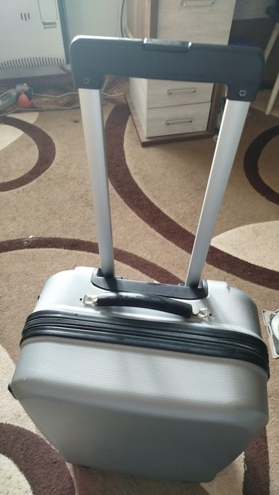 Продам пластикову валізу