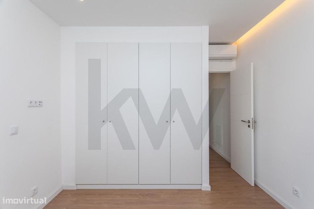 Charmosa Moradia T5 com Jardim Totalmente Remodelada -  Sassoeiros, Ca