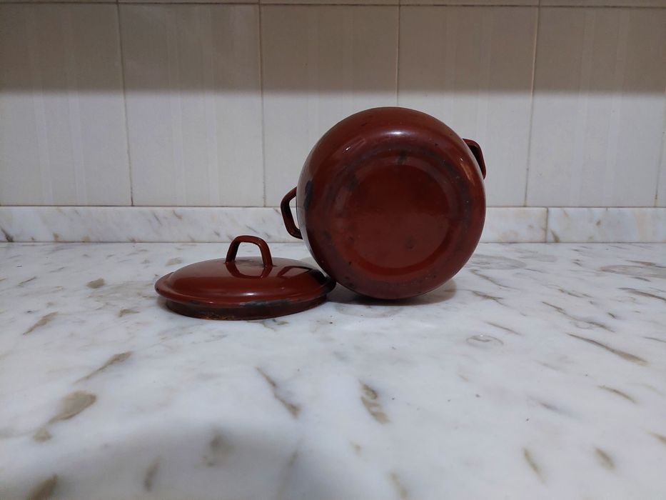 Panela antiga de esmalte de cor vermelha